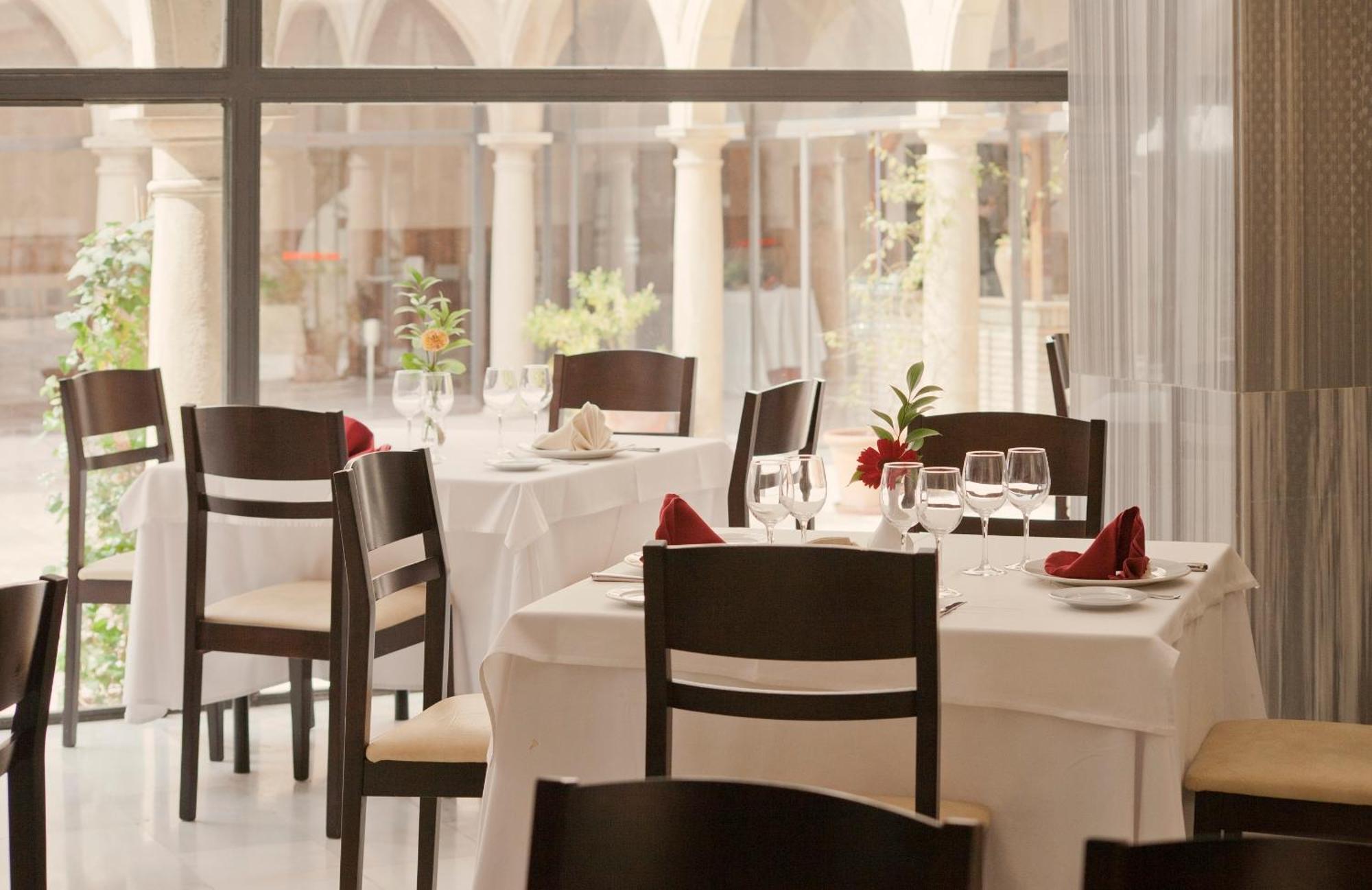 Trh Ciudad De Baeza Hotel Restoran foto